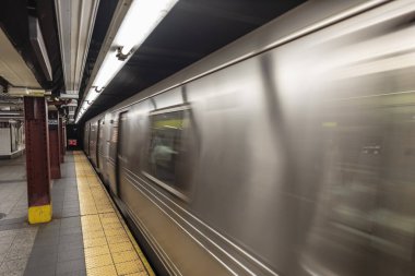 New York metro tren istasyonunda transit.
