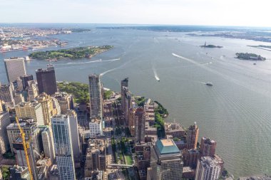 Manhattan 'ın aşağısındaki gökdelenlerin hava manzarası.