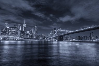 Manhattan ve Brooklyn köprüsünün silüeti, gece görüşü.