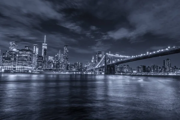 Skyline Von Manhattan Und Brooklyn Bridge Nachtansicht — Stockfoto