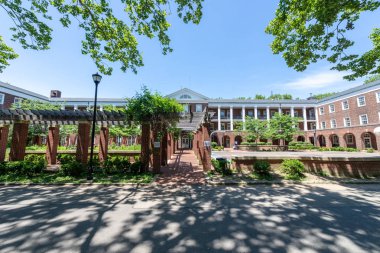 New York 'taki Valilik Adası' nda terk edilmiş eski binalar.