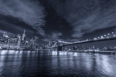 Manhattan ve Brooklyn köprüsünün silüeti, gece görüşü.