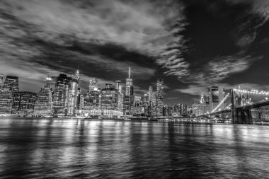 Manhattan ve Brooklyn köprüsünün silüeti, gece görüşü.