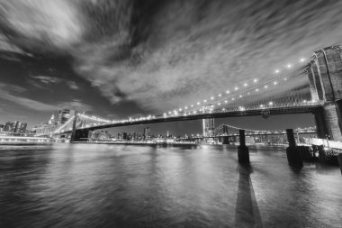 gece Brooklyn Köprüsü.