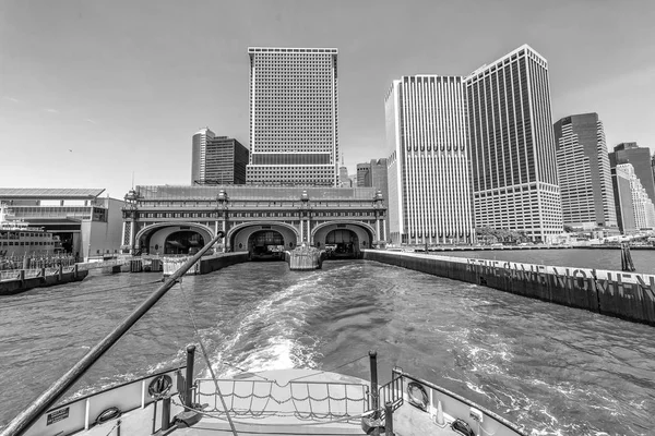 Färja Till Governors Island Lämnar Hamnen Manhattan — Stockfoto