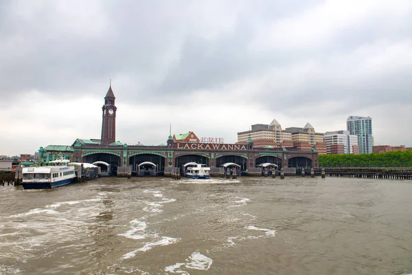 13 Haziran 2018, Hoboken, New Jersey. Erie Lackawanna Tren ve feribot terminali, Hoboken Terminal olarak da bilinir, bu bir feribot ve tren Terminal New Jersey'deki Hudson Nehri kıyısında.