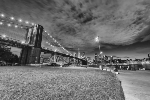 Brooklyn Bridge Nocą — Zdjęcie stockowe