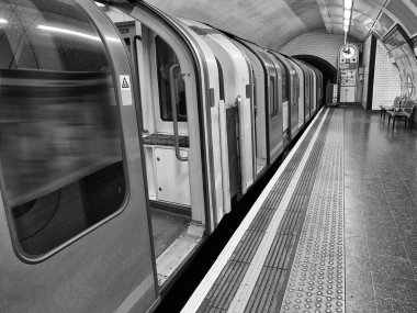 Metro vagonu İstasyonu, Londra hazır durdu.