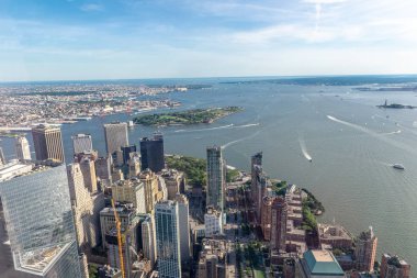 Manhattan 'ın aşağısındaki gökdelenlerin hava manzarası.