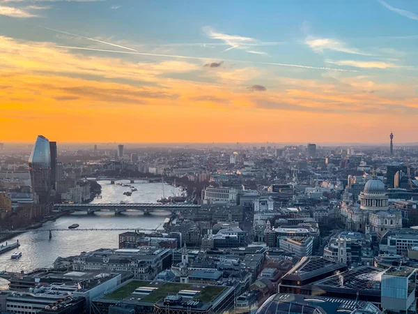 Londra manzarası, gün batımı, havadan görünümü.