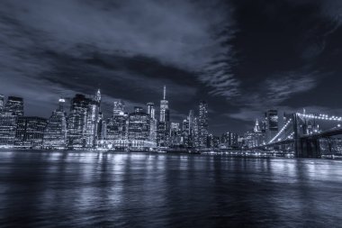 Manhattan ve Brooklyn köprüsünün silüeti, gece görüşü.