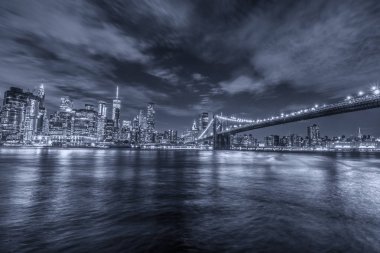 Manhattan ve Brooklyn köprüsünün silüeti, gece görüşü.