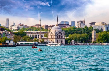 Dolmabahçe Camii ve modern gökdelen, istanbul, Türkiye.