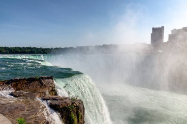 Güneşli bir gün güzel manzaraya Niagara Falls