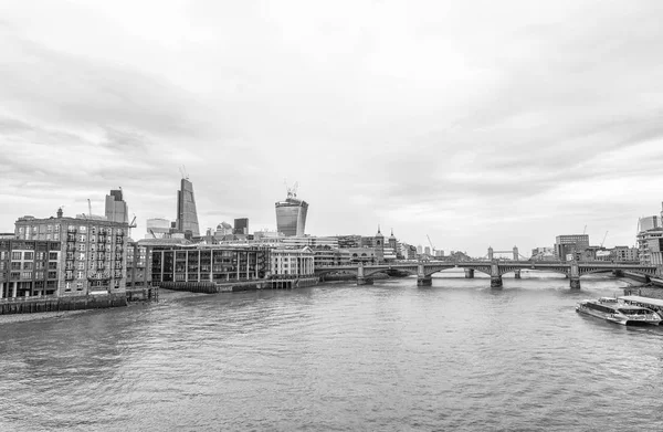 Temalar ve Londra manzarası.