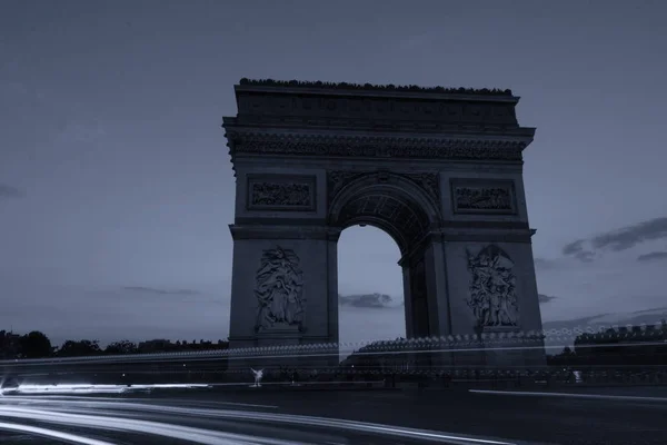 巴黎凯旋门的夜景 — 图库照片