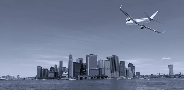 スカイラインとフェリーからマンハッタンの眺め — ストック写真