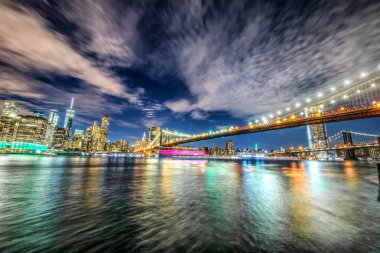 Manhattan ve Brooklyn köprüsünün silüeti, gece görüşü