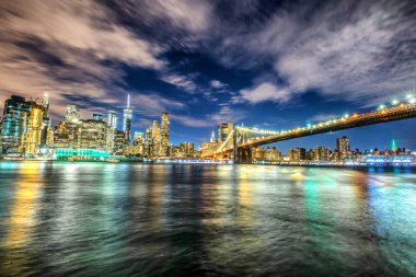 Manhattan ve Brooklyn köprüsünün silüeti, gece görüşü