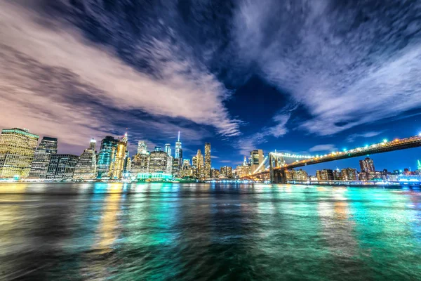 Skyline Von Manhattan Und Brooklyn Bridge Nachtansicht — Stockfoto