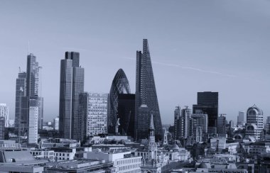 gün batımında Londra modern binaların görünümü