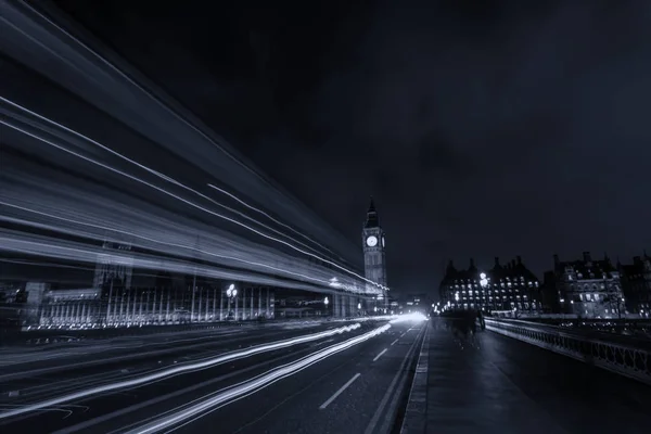 Westminster Bridge Uzun Pozlama Üzerinde Gece Trafik — Stok fotoğraf