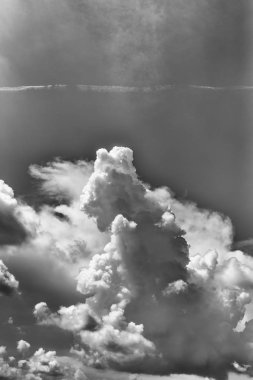 Mavi gökyüzü ve beyaz bulutlar fırtına sonra