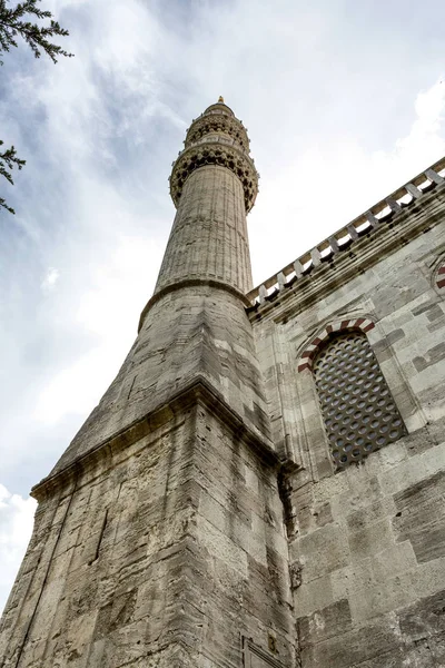 Χαμηλή Γωνία Θέα Του Πύργου Του Τζαμί Στην Κωνσταντινούπολη — Φωτογραφία Αρχείου