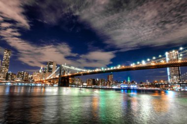 Manhattan ve Brooklyn köprüsünün silüeti, gece görüşü.