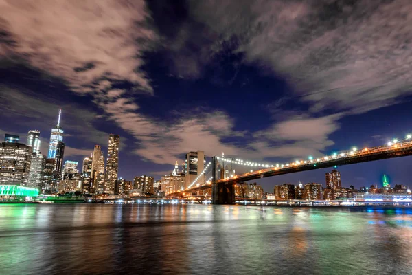 Skyline Von Manhattan Und Brooklyn Bridge Nachtansicht — Stockfoto