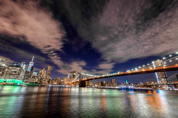 Skyline Von Manhattan Und Brooklyn Bridge Nachtansicht — Stockfoto