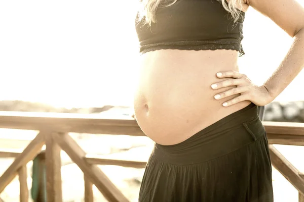 Mulher Grávida Praia Perfil Barriga — Fotografia de Stock