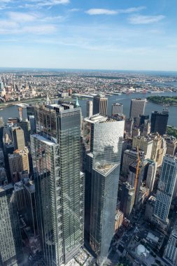 Manhattan 'ın aşağısındaki gökdelenlerin hava manzarası.