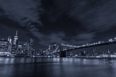 Manhattan ve Brooklyn köprüsünün silüeti, gece görüşü.
