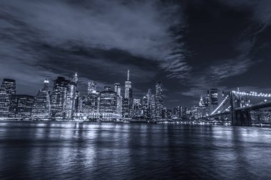 Manhattan ve Brooklyn köprüsünün silüeti, gece görüşü.