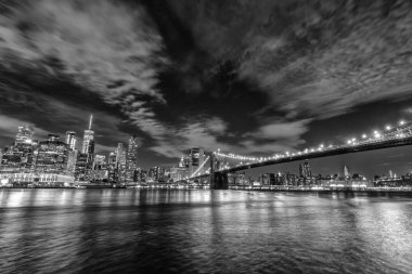 Manhattan ve Brooklyn köprüsünün silüeti, gece görüşü.