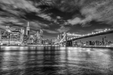 Manhattan ve Brooklyn köprüsünün silüeti, gece görüşü.