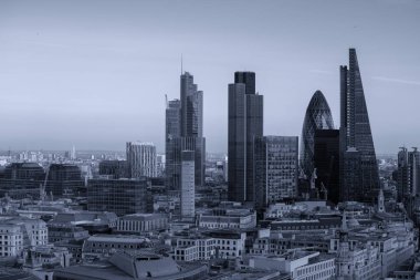 Yeni Londra manzarası gün batımında.