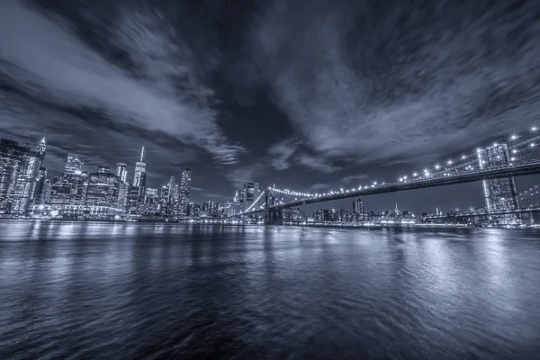 Skyline Von Manhattan Und Brooklyn Bridge Nachtansicht — Stockfoto