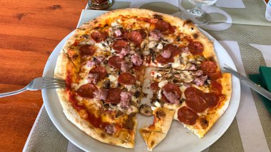 İtalyan pizza, domates, sosis ve peeperoni