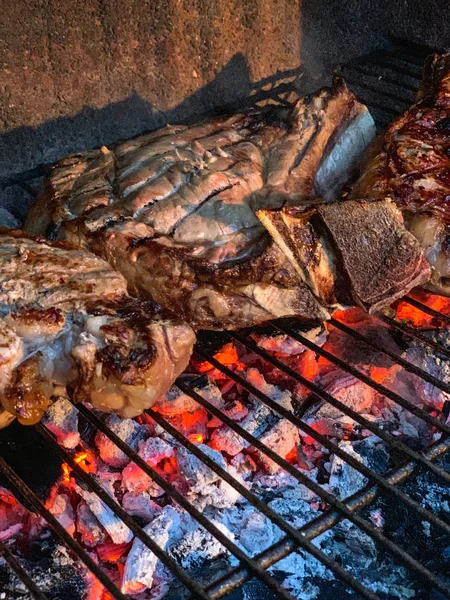 Klassisk Toscana mat, Fiorentina Steak på BBQ — Stockfoto