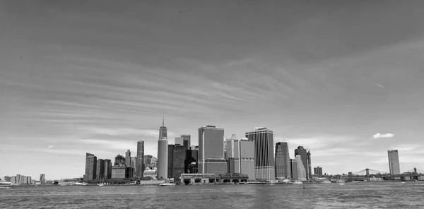 Skyline du bas Manhattan vue depuis le ferry — Photo