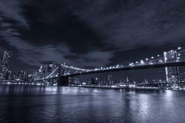 Skyline de Manhattan y puente de Brooklyn, vista nocturna —  Fotos de Stock