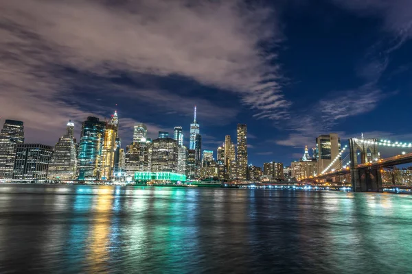 曼哈顿和布鲁克林大桥的天际线，夜景 — 图库照片