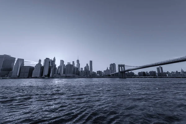 Manhattan Skyline e Brooklyn Bridge — Fotografia de Stock