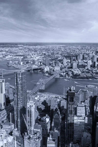 Manhattan luftbild mit seinen brücken, brooklyn bridge und manh — Stockfoto