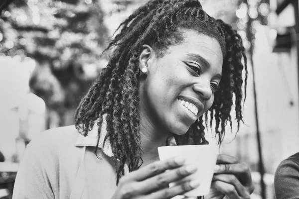 Giovane donna africana che beve una tazza di caffè — Foto Stock