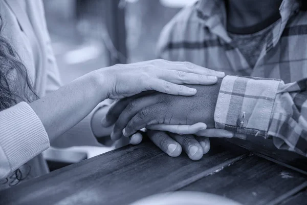 Jeunes mains amoureuses, noir et blanc — Photo