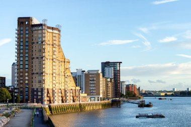 Thames Nehri üzerindeki evler