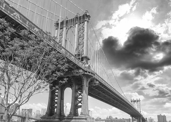 The Manhattan bridge black and white